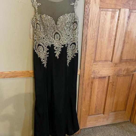 Women’s black gown - Picture 3 of 10